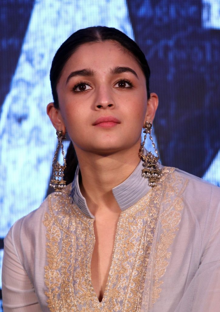 Alia Bhatt Talks About Being Directed By Daddy Mahesh Bhatt In Sadak 2 ...