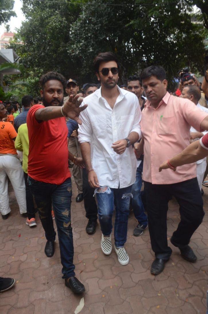 Ranbir Kapoor Leads The Ganpati Visarjan With His Family From RK Studio ...