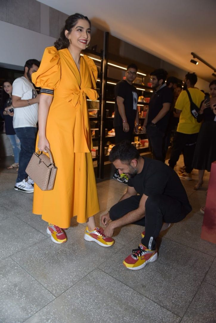 Anand Ahuja bends on his knee to tie Sonam Kapoor