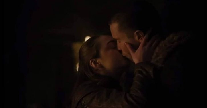 Arya Stark kissing Gendry before the final battle in game of thrones.