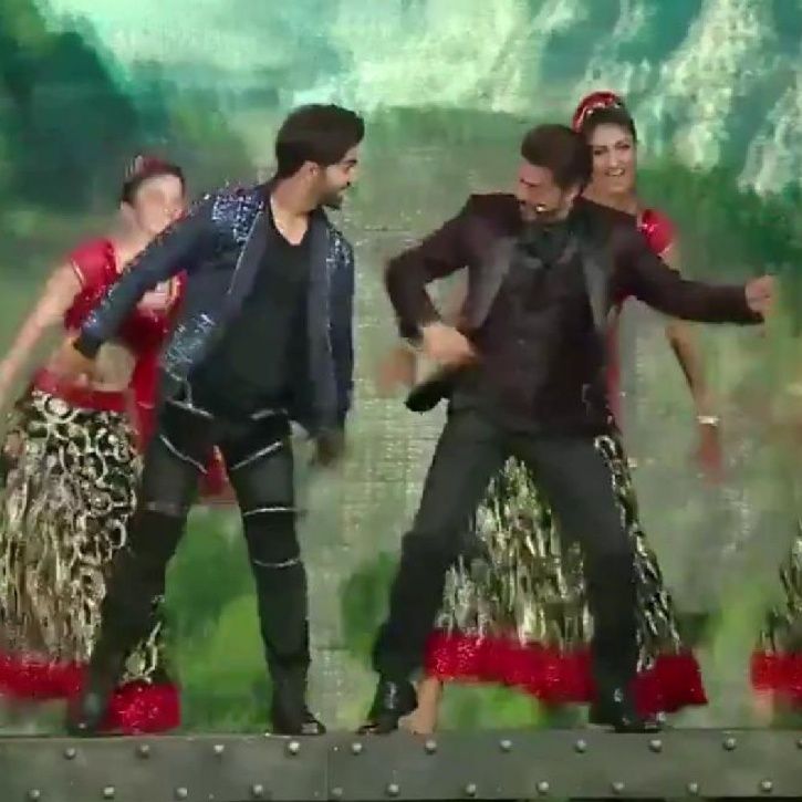 Rajkummar Rao dancing on Chaiyya Chaiyya with Shah Rukh Khan at Filmfare Awards 2019
