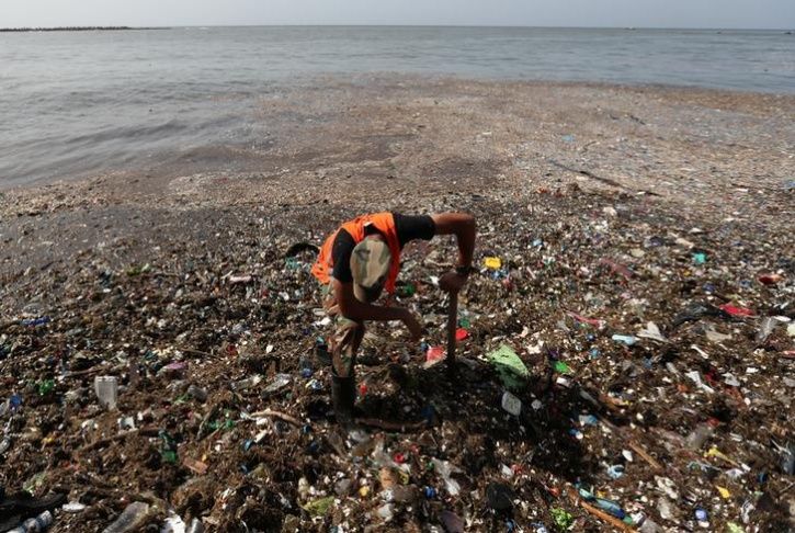 16 Images Of Oceans Warning Us About The 'Planet Of Plastic' That We ...