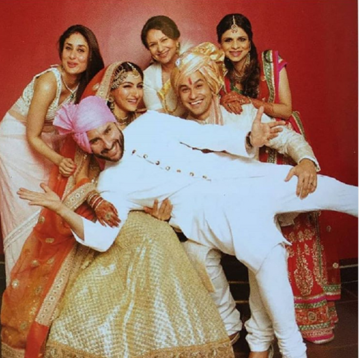 Saif, Kareena, Soha, Kunal, Saba and Sharmila Tagore in wedding family photo.