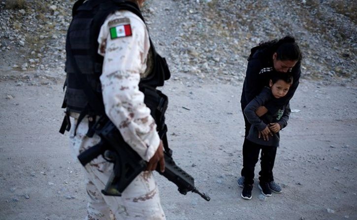 Guatemalan Mother Begging Soldier To Let Her Enter US
