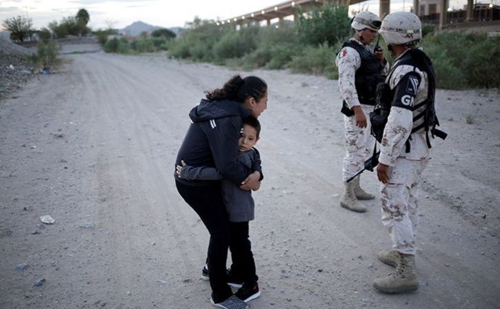 Guatemalan Mother Begging Soldier To Let Her Enter US