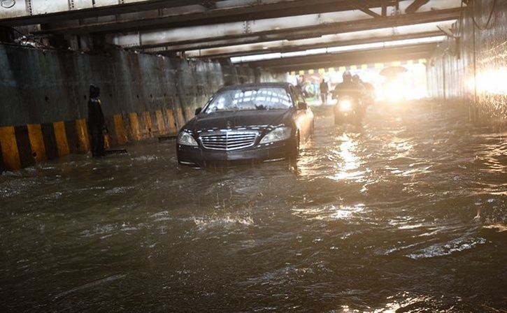Heavy Rains Lashes Mumbai