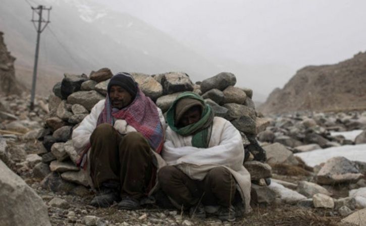 Indian Workers Toil In Cold Indian Himalayan Desert