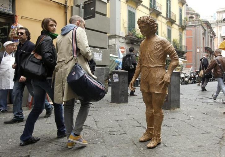 Unusual Celebrity Statues Around The World14