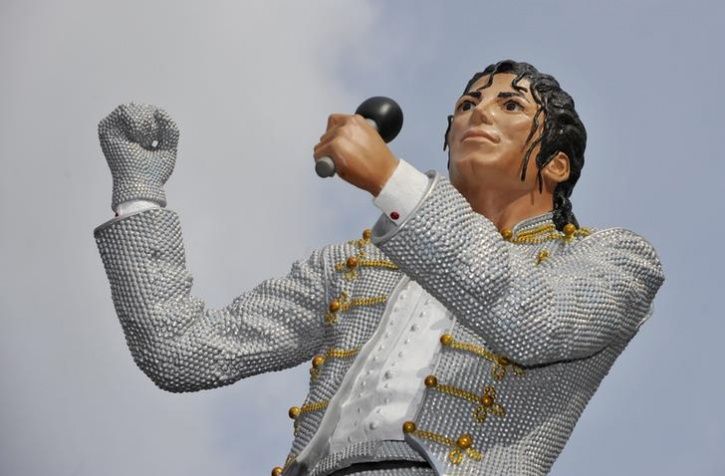 Unusual Celebrity Statues Around The World3