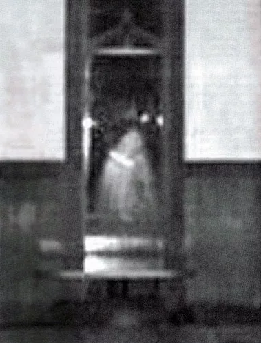 Think Ghosts Don't Exist? These 11 Scary Photos Of Paranormal Activity ...