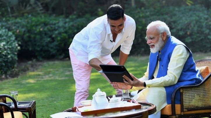 A picture of Akshay Kumar with PM Modi. 
