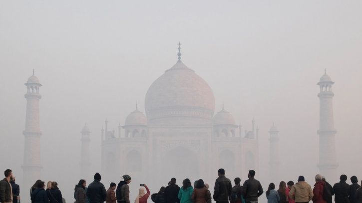 In Agra, One Of The Most Polluted Cities, Burning Garbage Can Land You In Jail