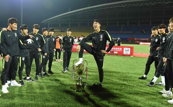 South Korea Player Celebrates With His Foot On The Trophy