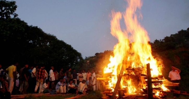 Daughters In Law Break Tradition And Carry Mother In Law S Body To Funeral Pyre In Maharashtra A pyre is a fire that people were burned on instead of a funeral and burial. daughters in law break tradition and
