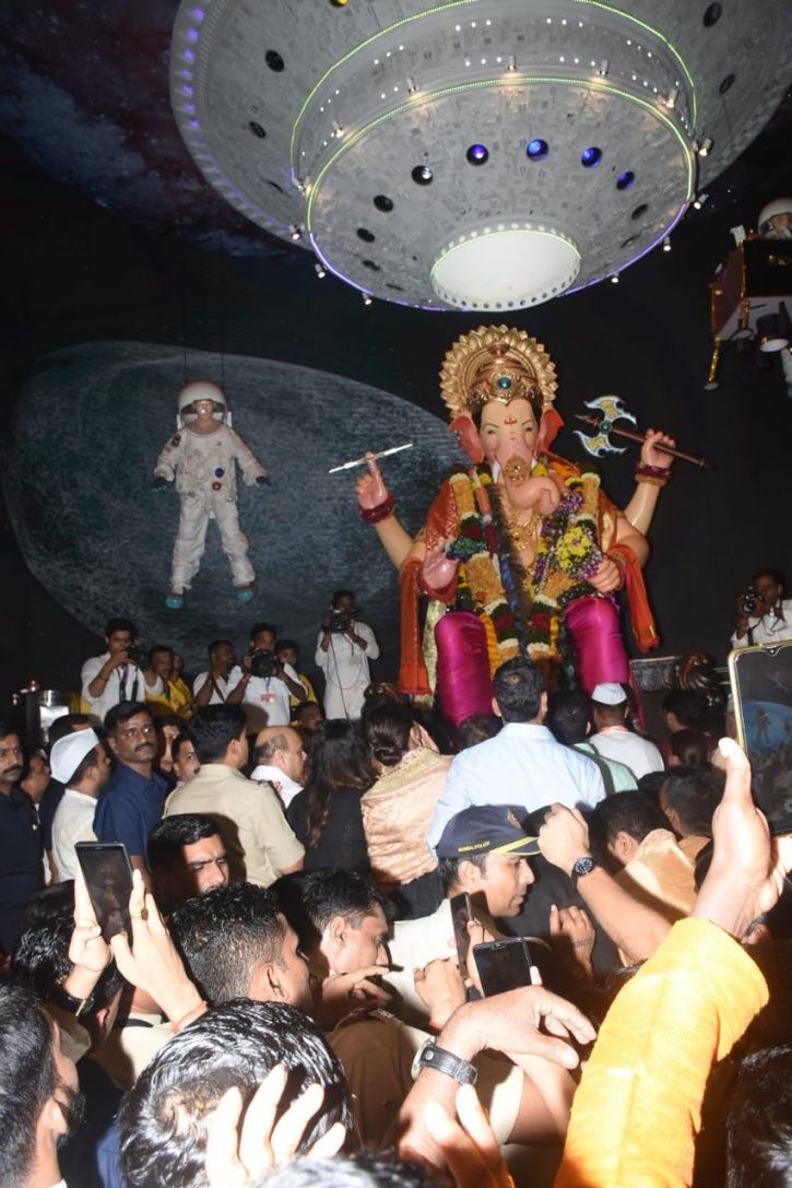 Deepika Padukone Visits Lalbaugcha Raja, Walks Barefoot As She Offers Prayers To Lord Ganesha!