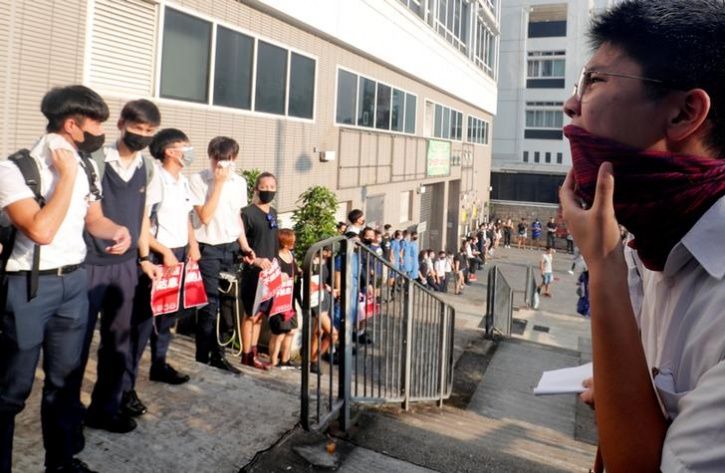 Hundreds Of Students In Hong Kong Formed Human Chains6