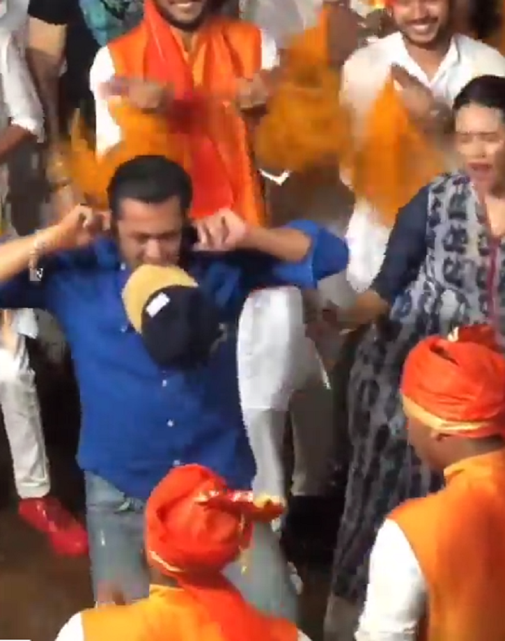 Salman Khan dances at Ganesh Visarjan.