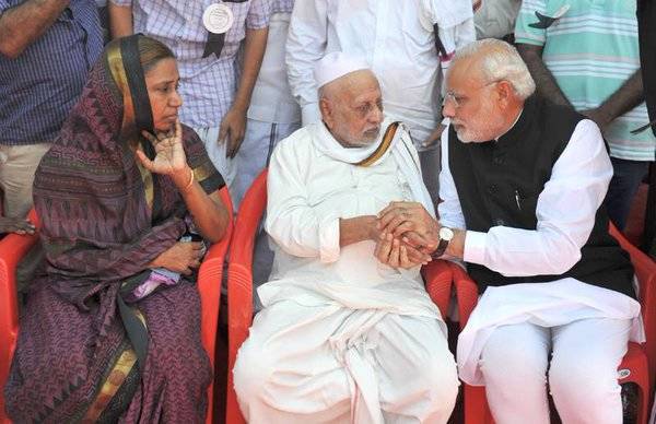 Modi G Touches Feet To Kalam Saheb Brother