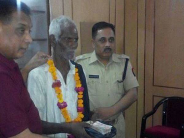 Man Returns Rs. 90,000 To The Police; Gets Rewarded