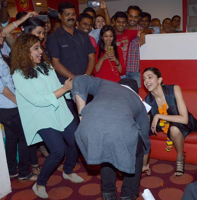 When Ranveer Touched Deepika's Feet During Bajirao Promotions