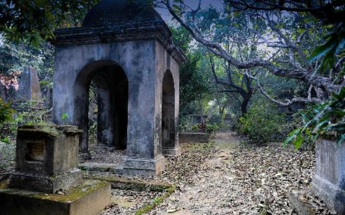 10 Haunted Cemeteries In India And Spooky Stories About Them!
