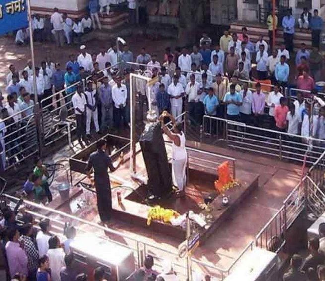 OMG: Maharashtra Temple 'purifies' Idol After Woman Offers Puja