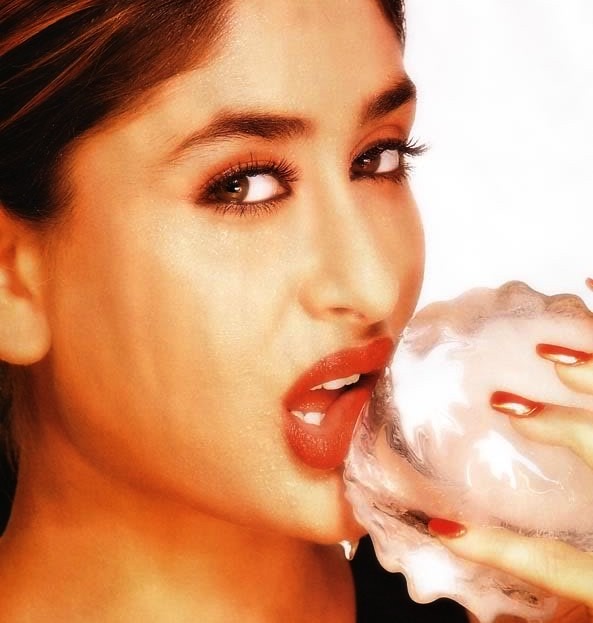 OMG: What Is Wrong With Kareena Kapoor's Face?