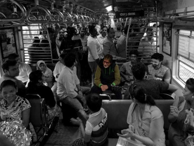 Amitabh Bachchan Sings 'Rang Barse' In Mumbai Local Train