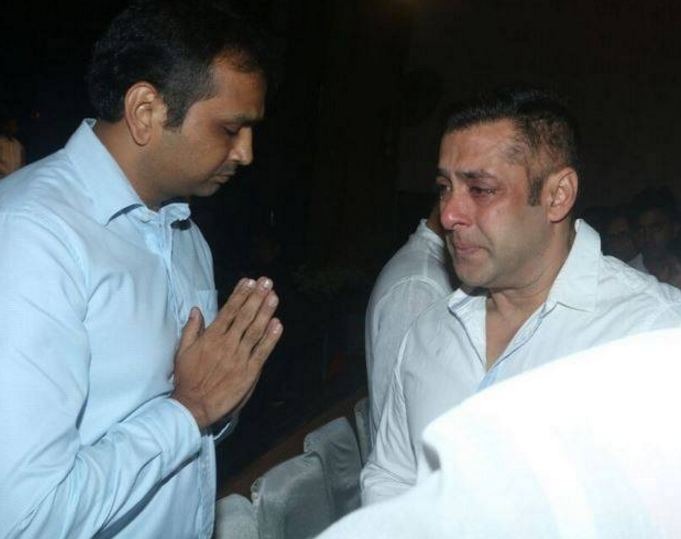 In Pics: Salman Khan Breaks Down At Rajjat Barjatya's Funeral
