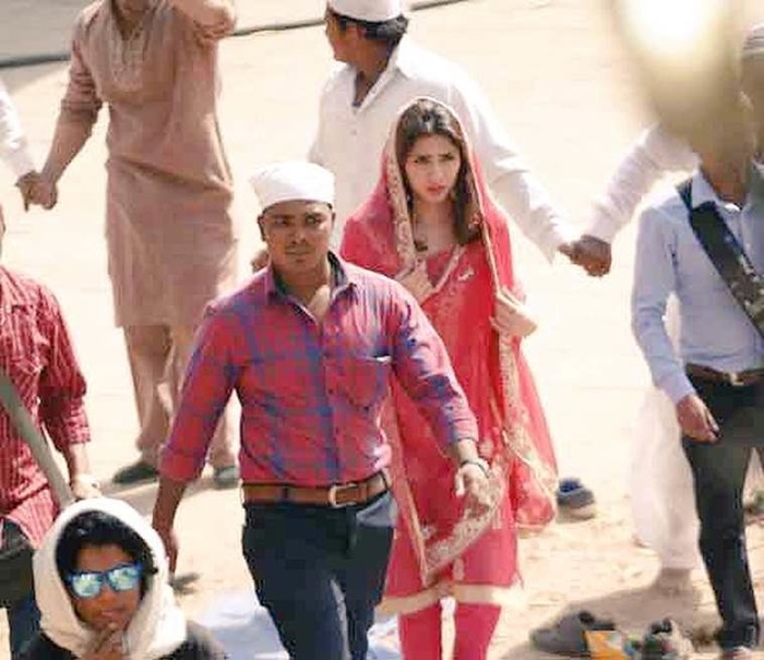 Yay Or Nay: Mahira Khan's First Look From 'Raees' Revealed