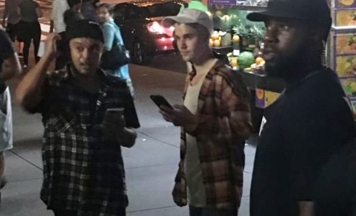 Justin Bieber Goes Unnoticed While Hunting For Pokemons At Central Park!