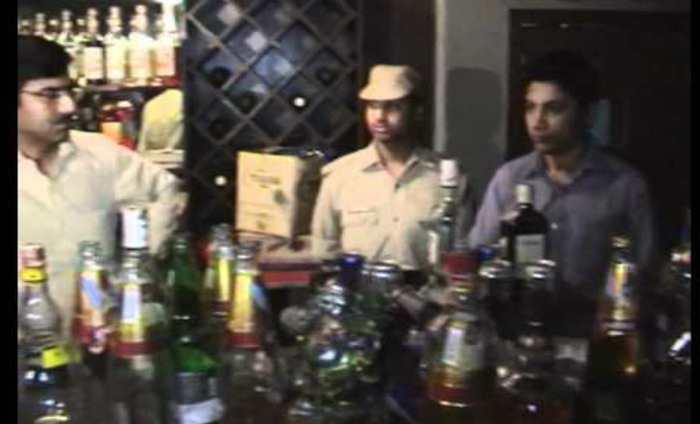 Police Raid Hookah Bar, Arrest 4 Persons