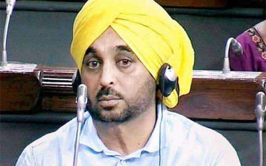 Disgusting: This Footage Of Drunk AAP MLA Bhagwant Mann Shows The Ignorance Of Indian Politicians!