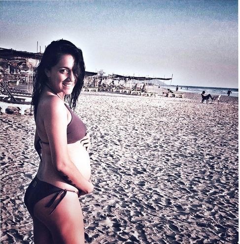 Shweta Salve Flaunts Her Baby Bump In A Bikini!