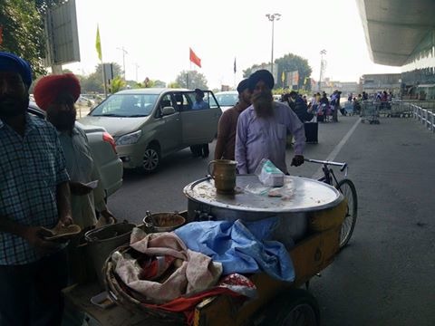Story Of Sikh Man Distributing 'Mobile Langar' At An Airport Is Truly Heartwarming