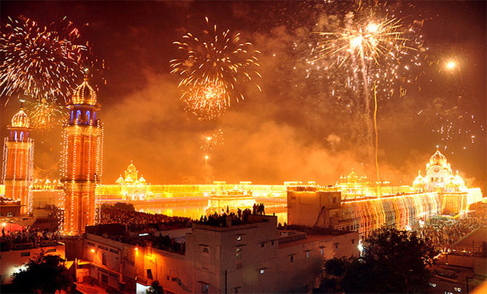 Delhi Celebrates Diwali With Traditional Fervour, Pranab Mukherjee Greets People On The Occasion