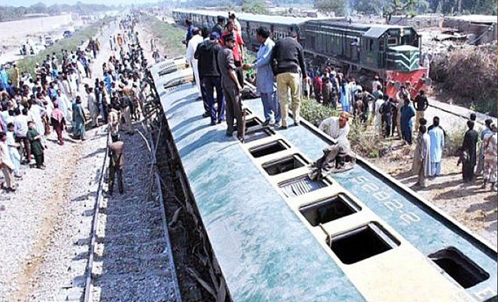 Shocking: Bombs Hit Train In Pakistan 4 Killed