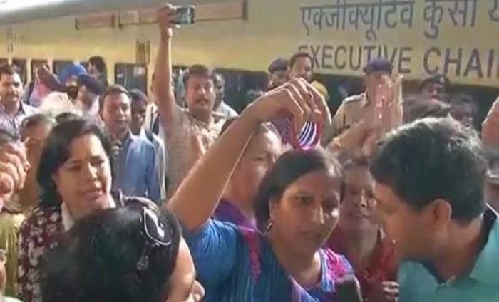 BJP Activists Protests Against Arvind Kejriwal At Railway Station