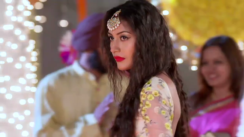 Decoding Surbhi Chandna AKA Fiery Anika's Looks From Ishqbaaz