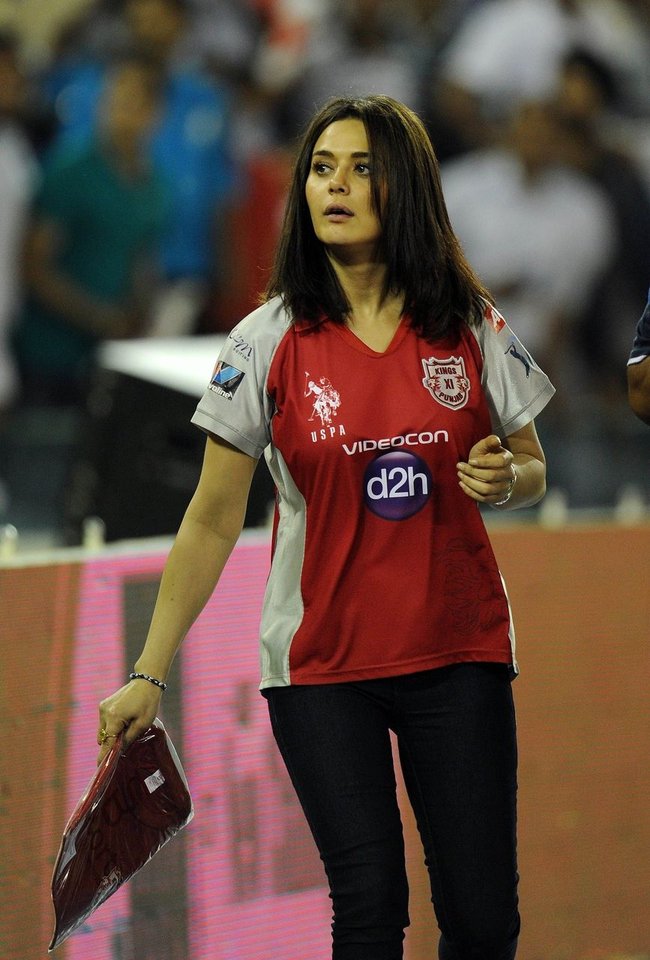 Preity Zinta distributes t-shirts during IPL 5