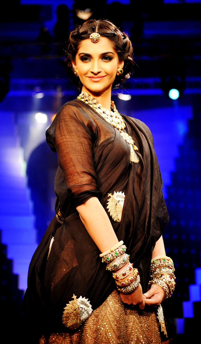 Hot Madhuri, Sonam at IIJW '12 Grand Finale!