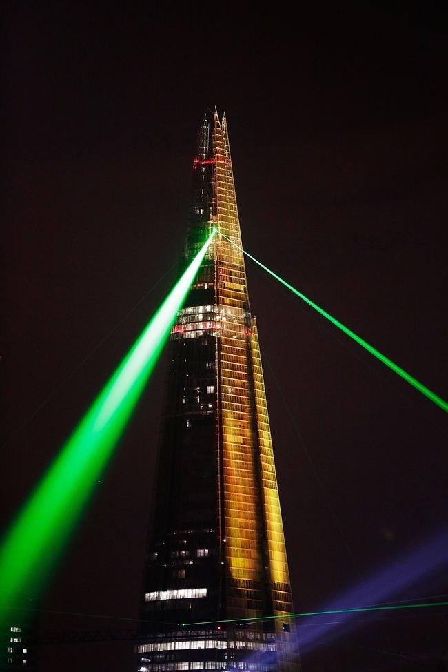 Tower over. Небоскреб осколок лазерные шоу. Башня лазер. Башня из Лаера. London небоскребы.