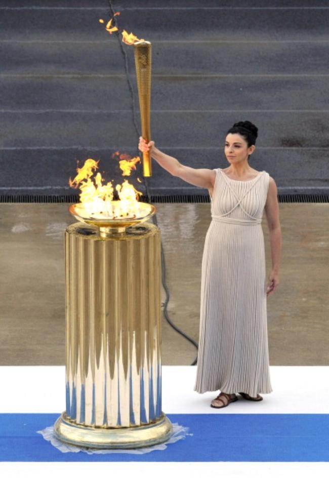 Greece passes Olympic torch to UK