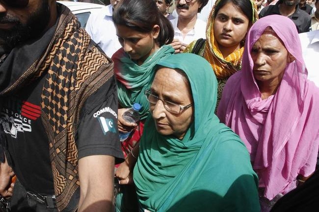 Sarabjit's Family Visits Him in Pakistan