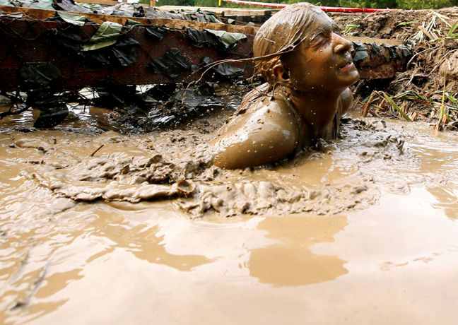 Muddy water. Alexia барахтается в грязи.