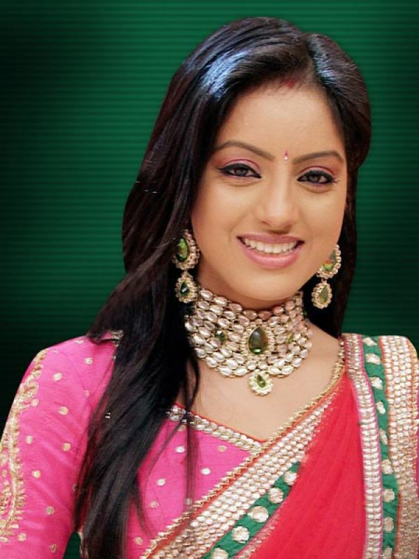 Deepika Singh (Sandhya): Deepika makes a pretty bahu in Diya Aur Bati Hum. 
