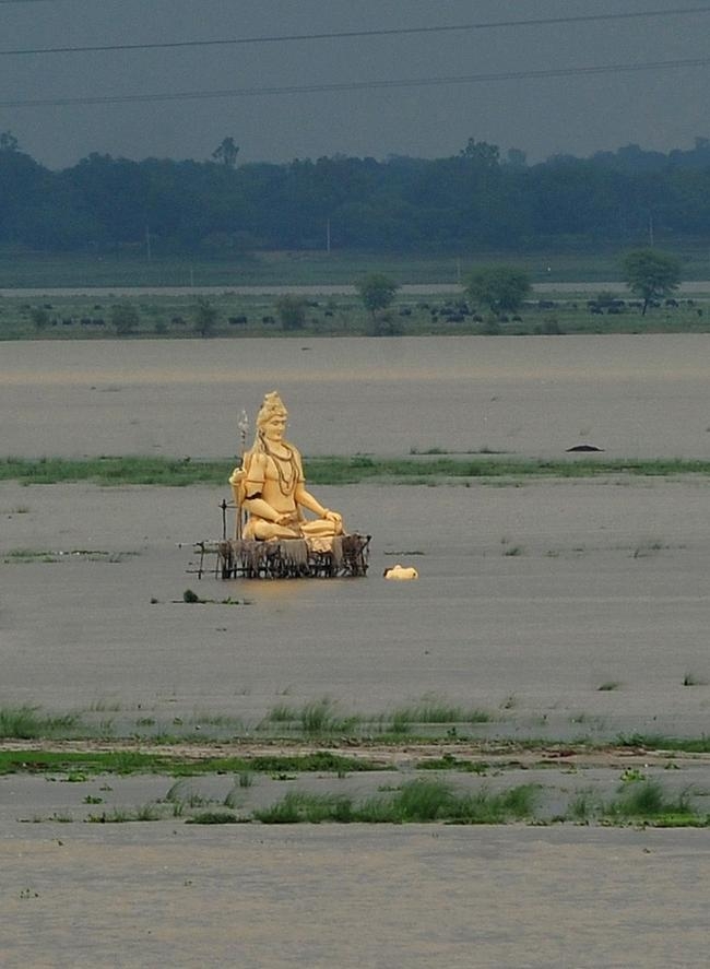 Стихии индии. Затопление статуи в Индии. Шива затопление. Шива Ганга. Шива наводнение фото.