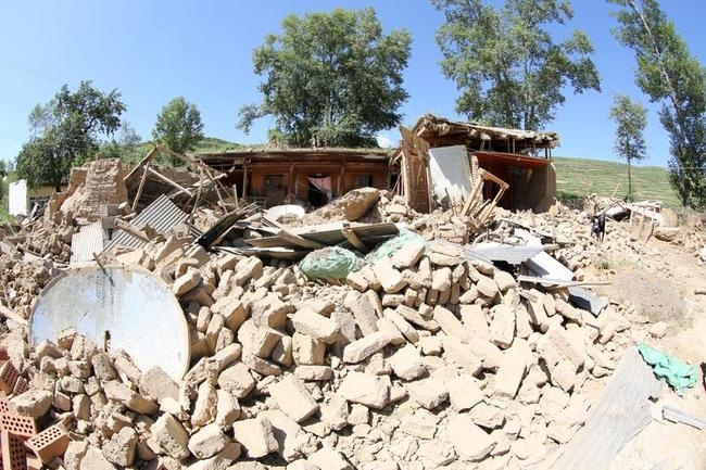 Twin Earthquakes Jolt China: PICS