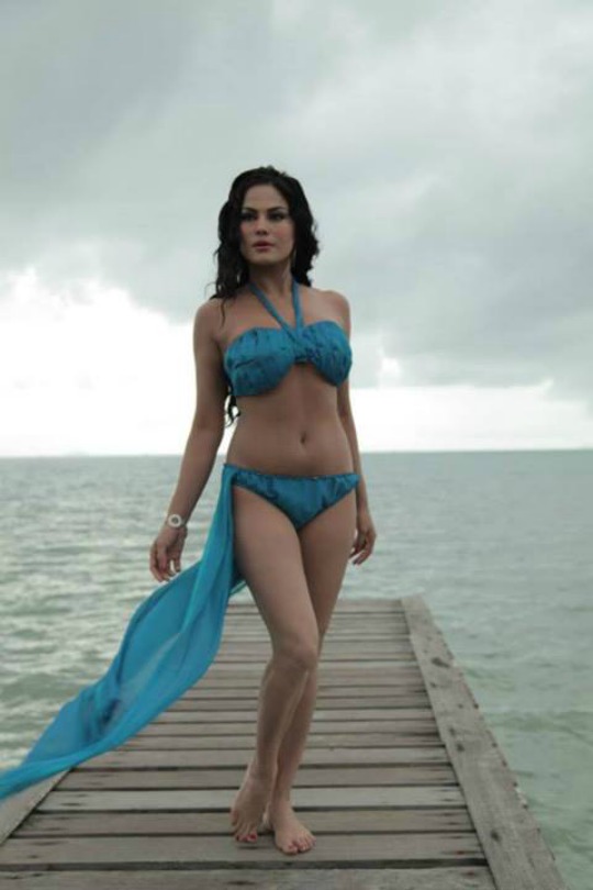 Sexy Veena Malik In Hot Blue Bikini