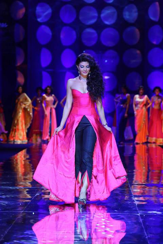 Sexy Jacqueline Fernandez On Ramp 